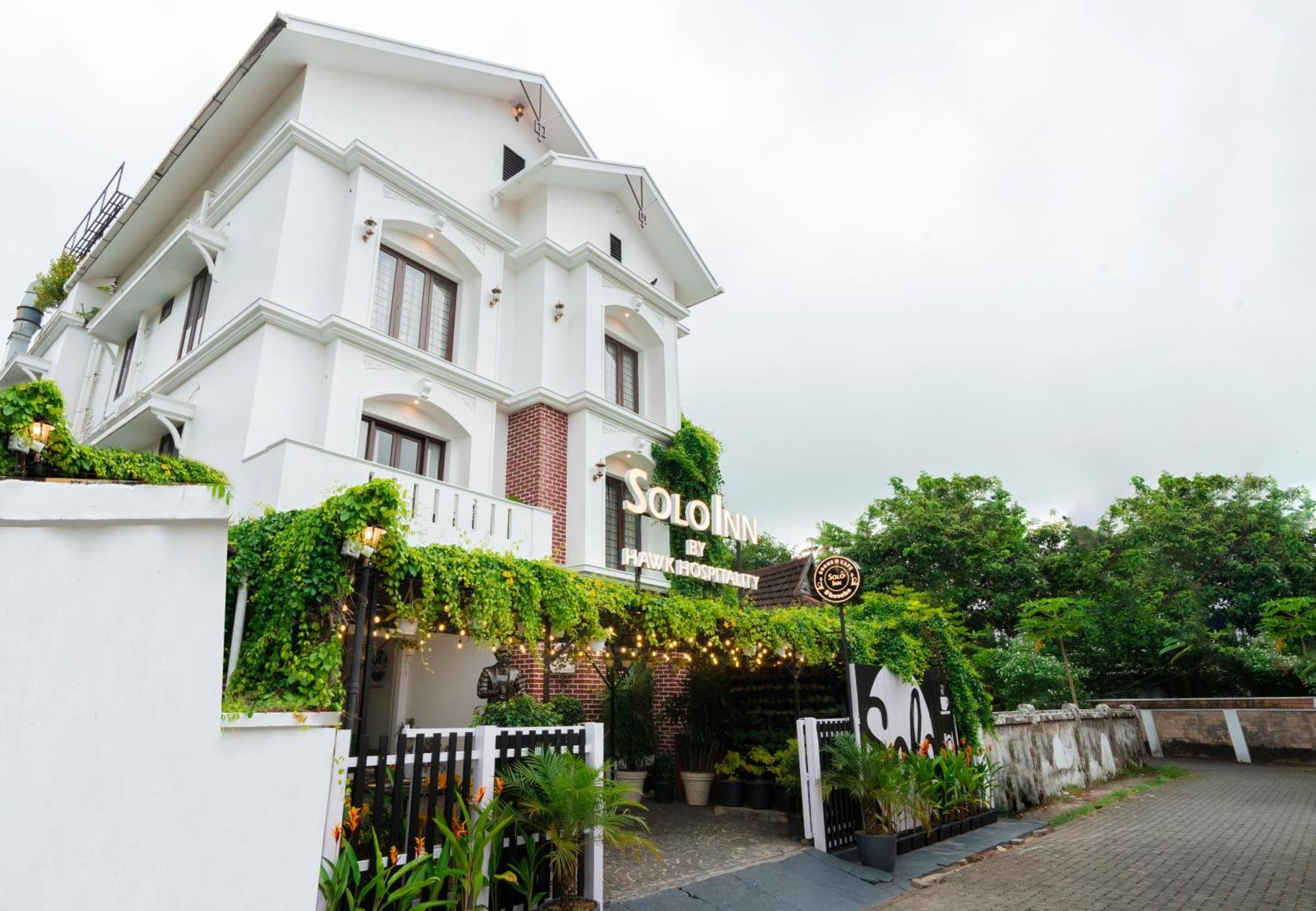 Solo Inn By Hawk Hospitality Kochi Екстериор снимка