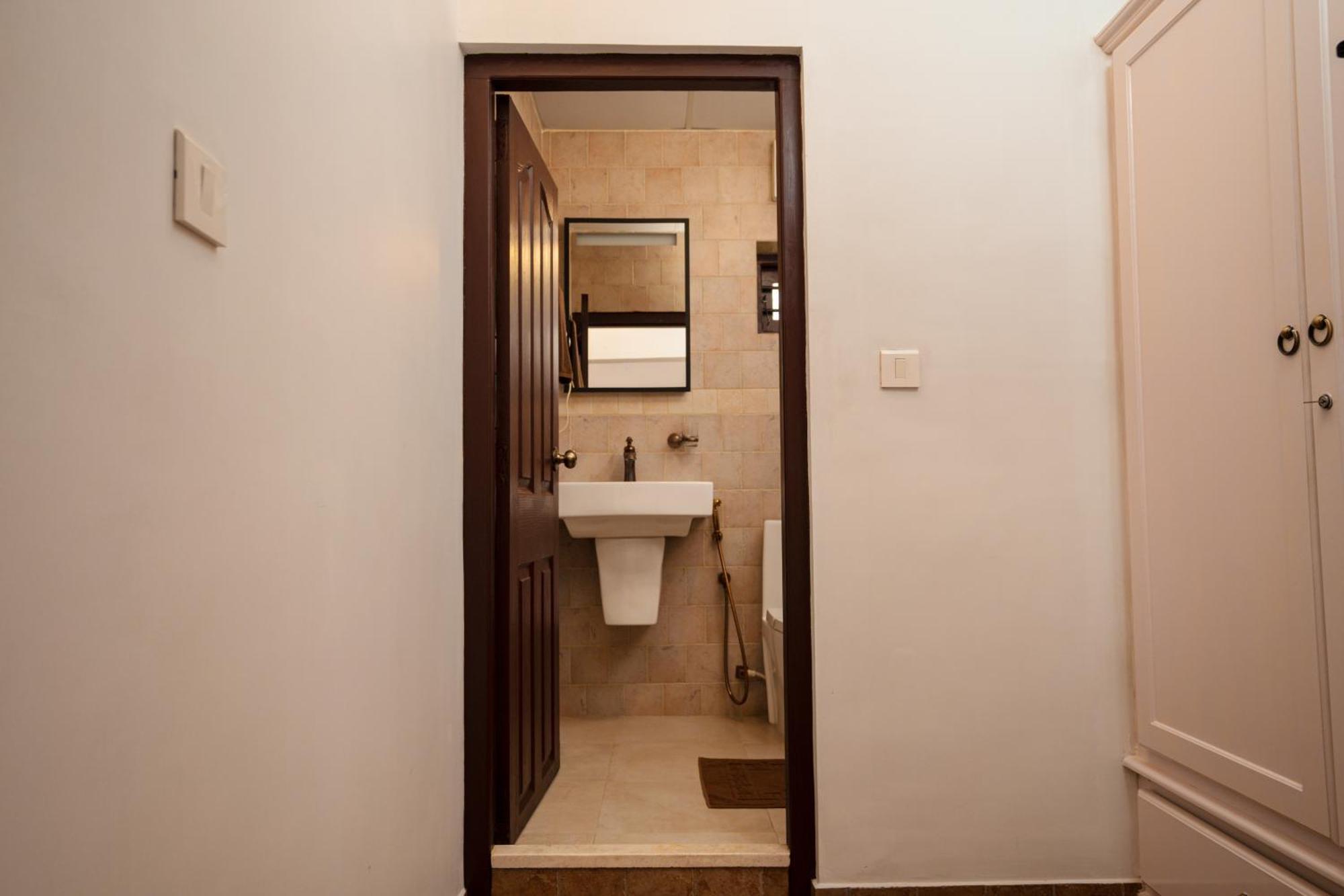 Solo Inn By Hawk Hospitality Kochi Екстериор снимка